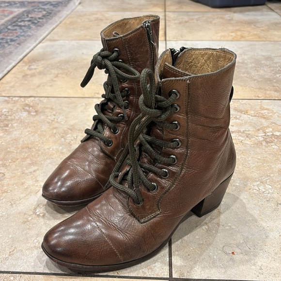 FRYE Zipper Up Soft Leather Bootie 2 inches Heels size 9 - Picture 3 of 14
